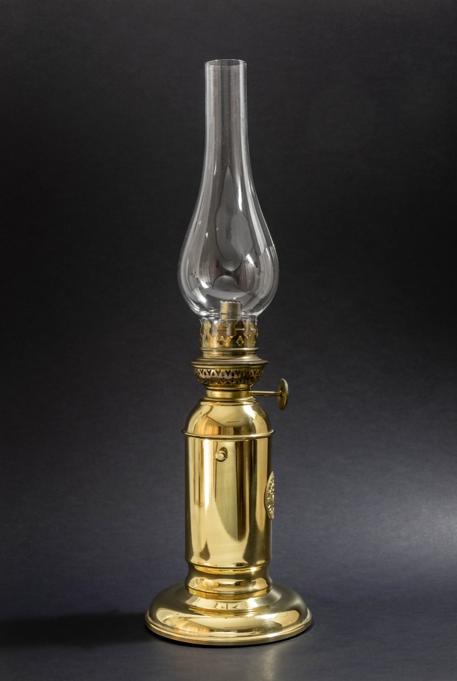 W.carter (Wikimedia Commons) · CC0 1.0 AM.PM “Isaure” table lamp