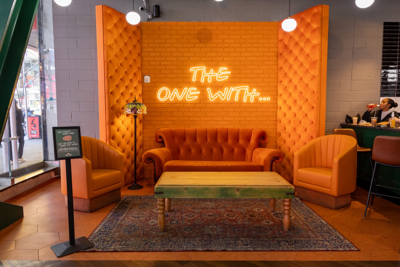 Nielsoncaetanosalmeron (Wikimedia Commons) · CC BY 4.0 The orange couch