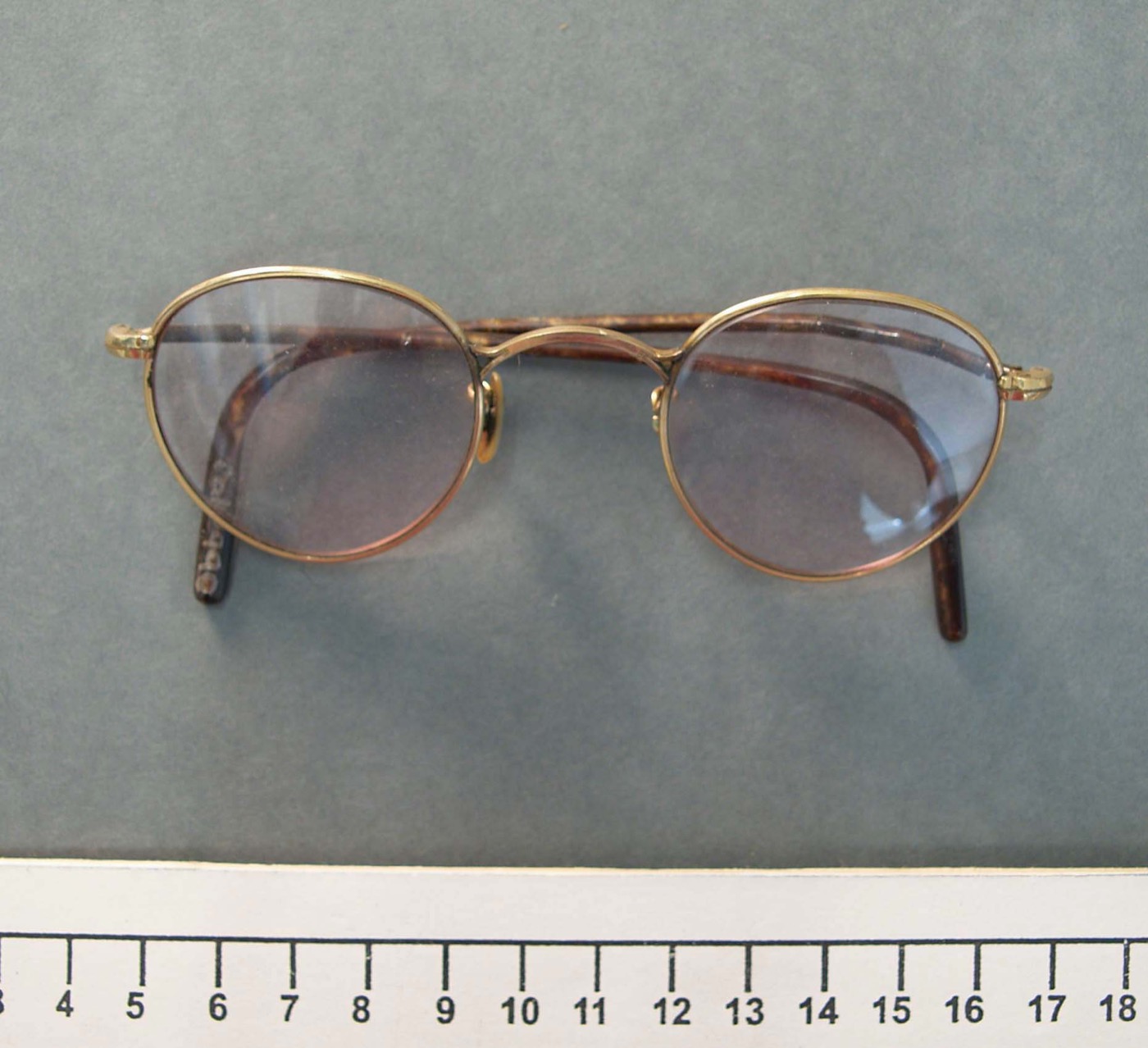 CC BY 4.0 (Creative Commons Attribution 4.0) — Auckland War Memorial M · CC BY 4.0 (Creative Commons Attribution 4.0) — Auckland War Memorial Museum via Wikimedia Commons Savile Row Beaufort Panto eyeglasses (18kt rolled gold)